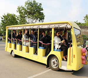 노랑색 관람차에 관광객들이 타고 관람을 하고 있는 사진
